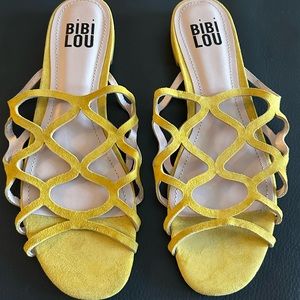 Bibi Lou yellow suede cutout sandals - Sz 10